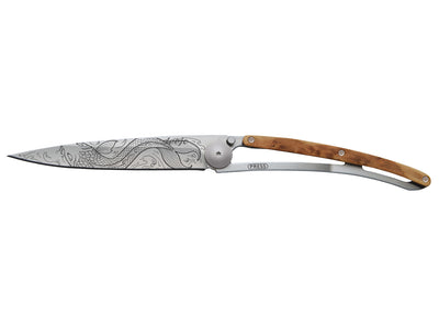 In unserem Shop finden Sie eine große Auswahl an Deejo Messern, hier ein Deejo Messer 37g feine Gravur Fisch über die ganze Klinge und ein edler Griff aus Wacholderholz.