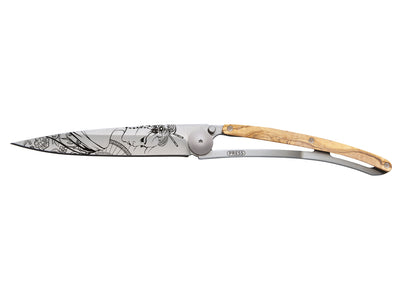 37g leichtes Deejo Messer aus Z40C13 Edelstahl mit matter Oberfläche, mit fein gezeichnetem Profil einer Geisha mit Fächer und im fernöstlichen Stil gekleidet. Das leichte Deejo Messer ist ein kunstvoller Begleiter und Geschenk für Liebhaber asiatischer Kunst.