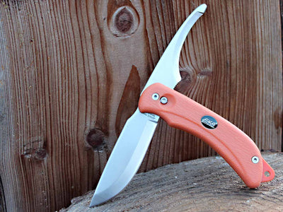 Mit dem EKA Swingblade G3 orange hat man zwei vollwertige Messer auf einmal in der Hand, mit der Aufbruchklinge öffnet man den Wildkörper zum Einen sehr schnell und zum Anderen kann man keine Innereien mehr beschädigen.